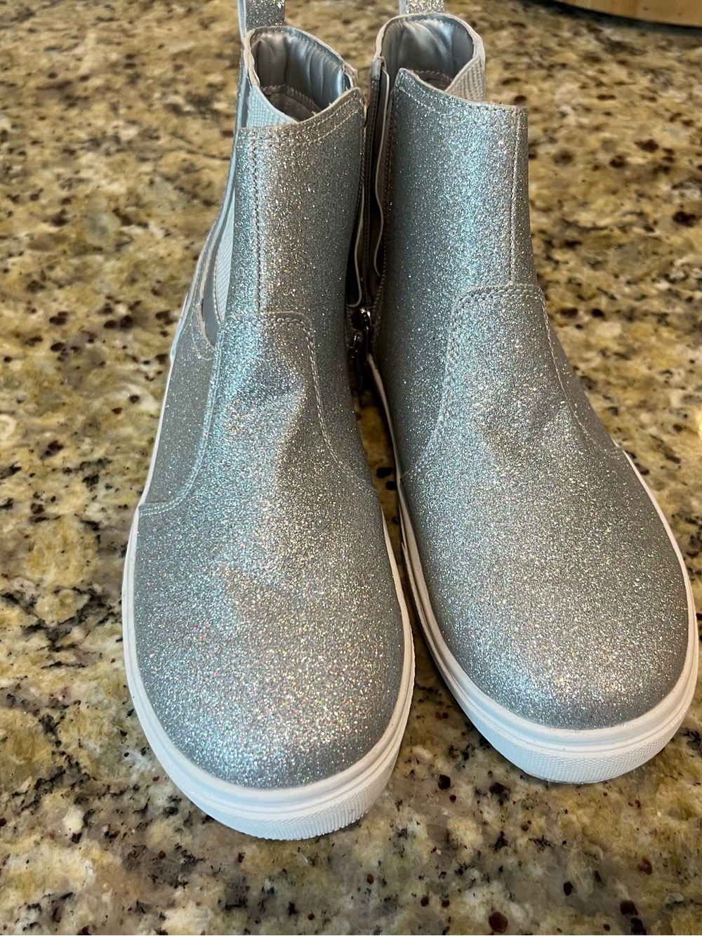Lands End Women’s Silver Shoes/Sneakers Size 7 Look New